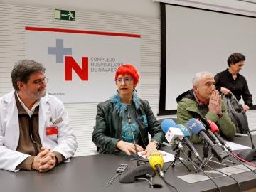 El gerente del Complejo Hospitalario de Navarra (CHN), Alfredo Martínez (i), y la consejera de Salud del Gobierno de Navarra, Santos Induráin (2i),