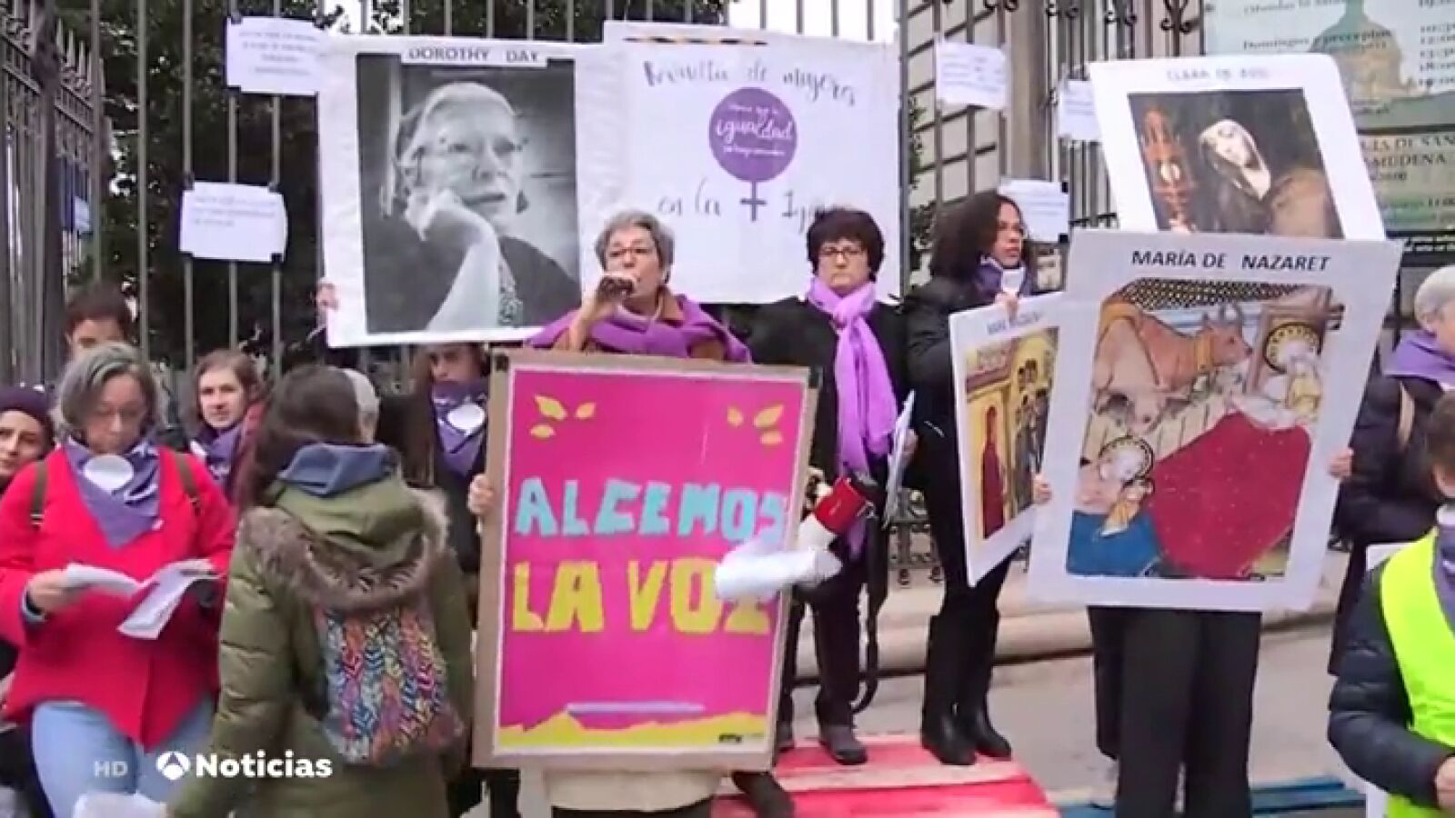 Centenares de mujeres se congregan frente a la Almudena de Madrid para pedir igualdad en la Iglesia
