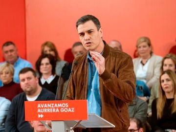 El presidente del Gobierno, Pedro Sánchez, participa en un acto de precampaña electoral celebrado este domingo en Vitoria