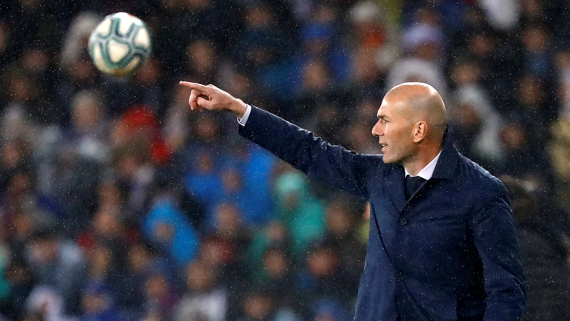 Zinedine Zidane en el Clásico contra el FC Barcelona Zinedine Zidane en el Clásico contra el FC Barcelona