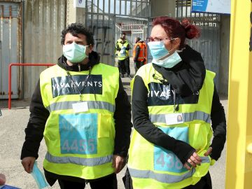 Varias personas con equipos de seguridad frente al coronavirus en Italia