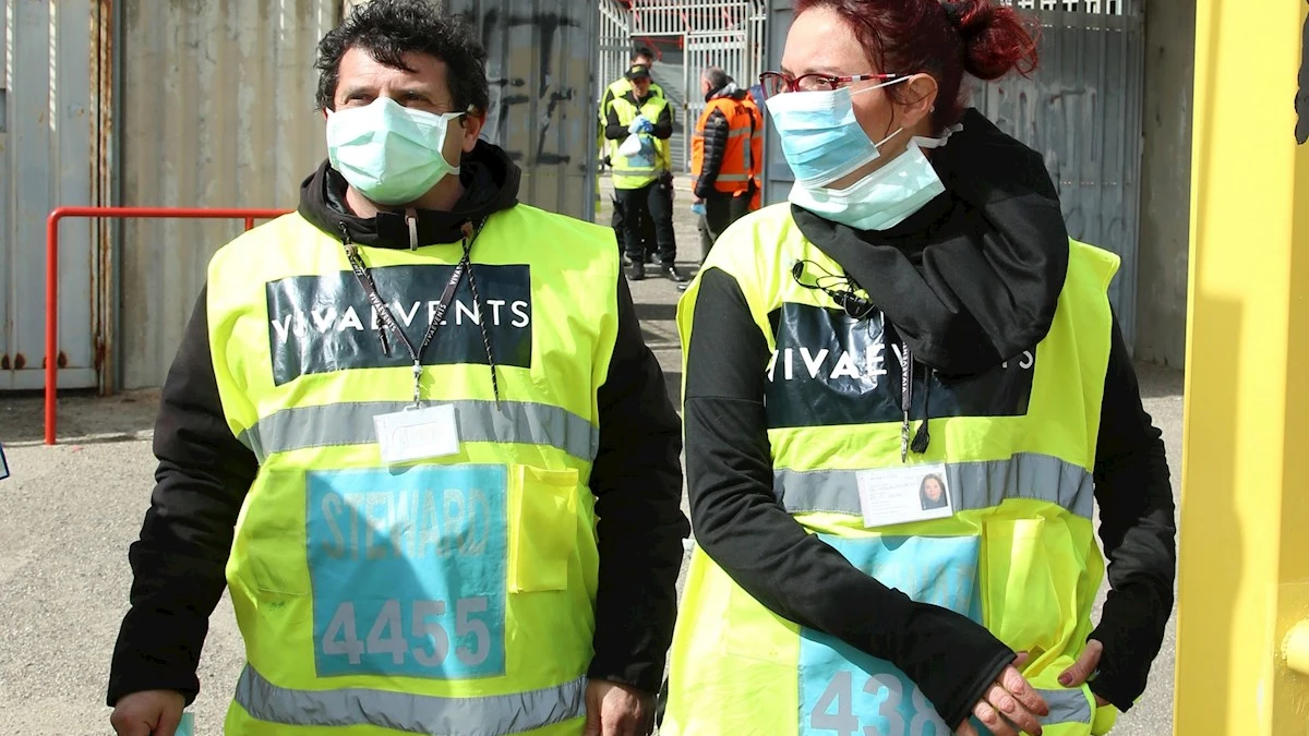 Varias personas con equipos de seguridad frente al coronavirus en Italia