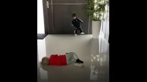 Los hijos de Sergio Ramos jugando Los hijos de Sergio Ramos jugando