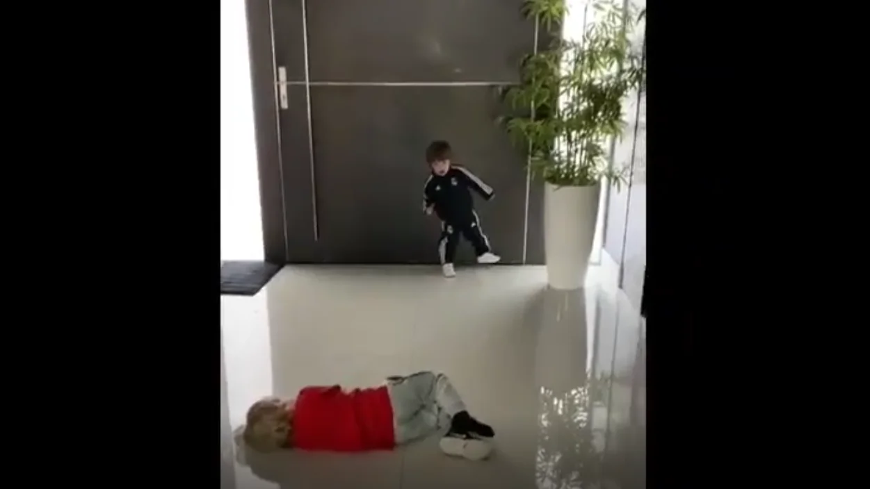 Los hijos de Sergio Ramos jugando Los hijos de Sergio Ramos jugando