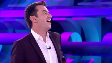 Arturo Valls flipa al encontrar a su doble idéntico en un concursante de '¡Ahora caigo!'