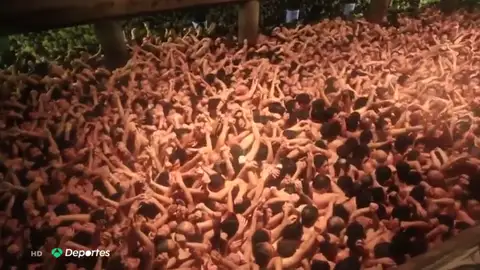 La Hadaka Matsuri, el centenario ritual japonés en el que cientos de personas pugnan por los amuletos de la buena suerte La Hadaka Matsuri, el centenario ritual japonés en el que cientos de personas pugnan por los amuletos de la buena suerte