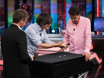 Luis Piedrahita sorprende con las monedas armónicas a José Ramón de la Morena en 'El Hormiguero 3.0' Luis Piedrahita sorprende con las monedas armónicas a José Ramón de la Morena en 'El Hormiguero 3.0'