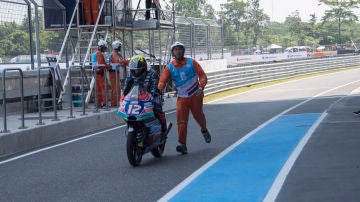 Un operario empuja a Marco Bezzecchi  en el GP de Tailandia de 2018