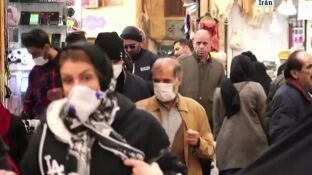 Ciudadanos iran&iacute;es con mascarillas por el coronavirus