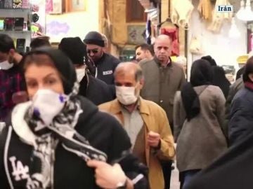 Ciudadanos iraníes con mascarillas por el coronavirus