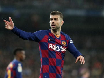 Gerard Piqué protesta una acción en el Santiago Bernabéu