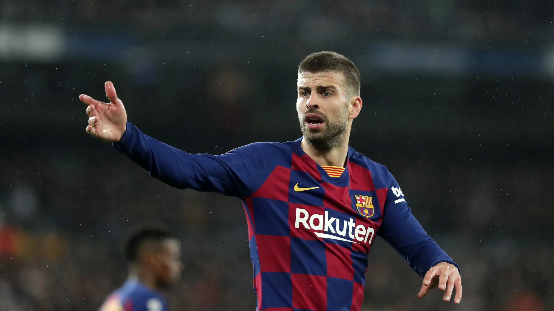 Gerard Piqué protesta una acción en el Santiago Bernabéu Gerard Piqué protesta una acción en el Santiago Bernabéu