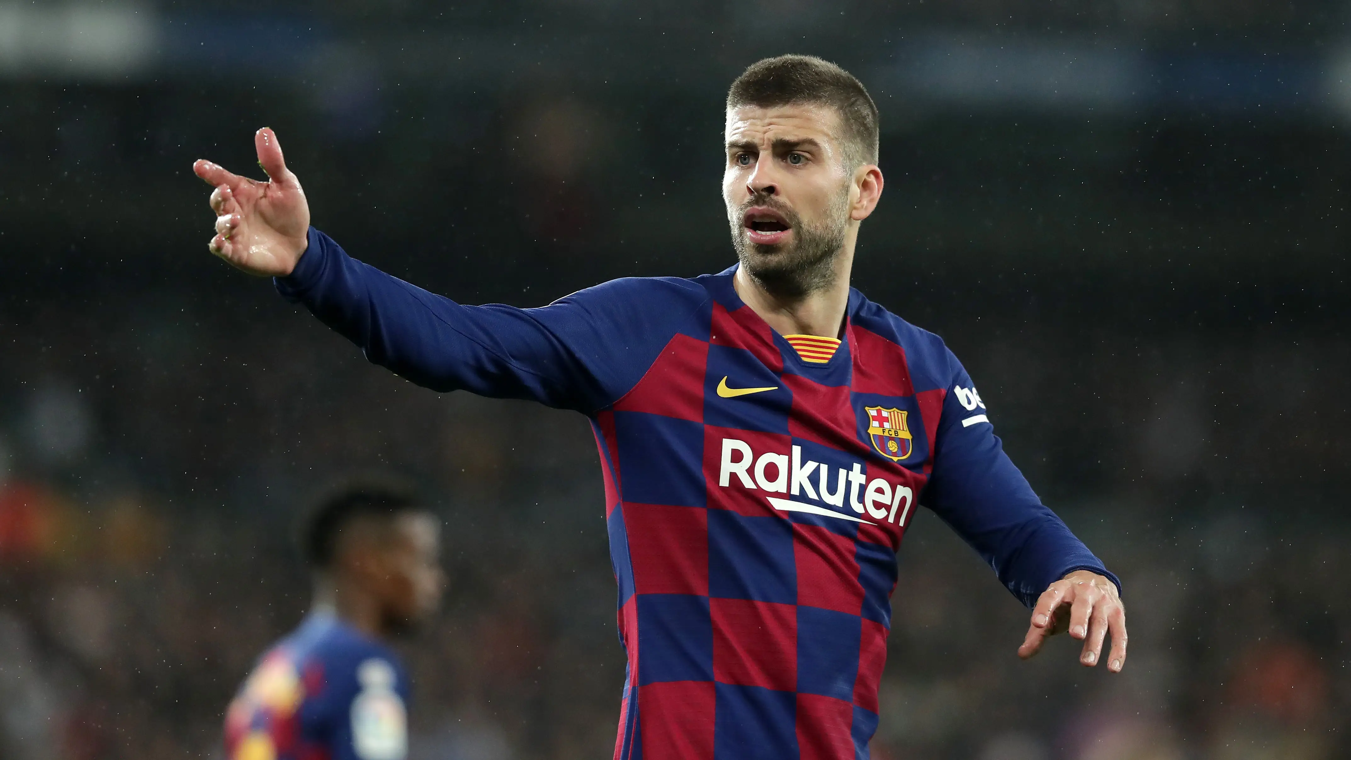 Gerard Piqué protesta una acción en el Santiago Bernabéu Gerard Piqué protesta una acción en el Santiago Bernabéu