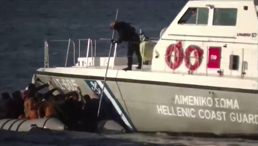 Las terribles imágenes de la Guardia Costera disparando al agua en las costas griegas