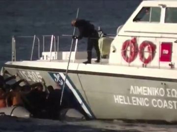 Las terribles imágenes de la Guardia Costera disparando al agua en las costas griegas