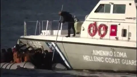 Las terribles imágenes de la Guardia Costera disparando al agua en las costas griegas Las terribles imágenes de la Guardia Costera disparando al agua en las costas griegas