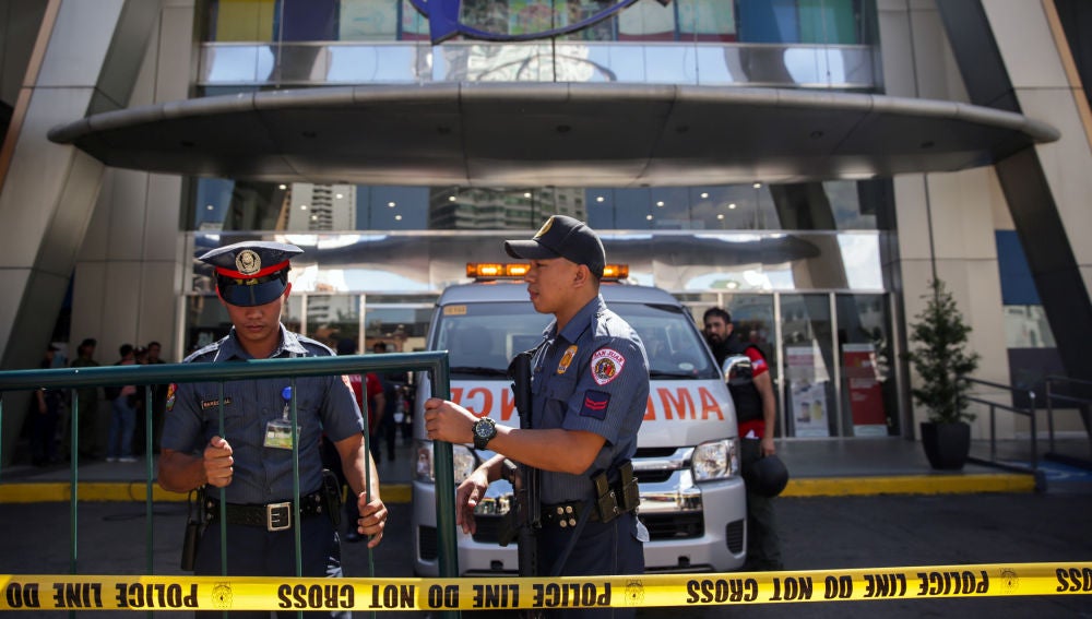Un hombre armado se atrinchera en un centro comercial de Manila con 30 rehenes