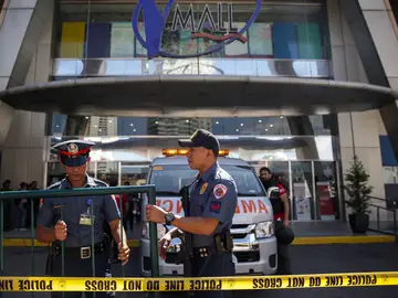 Un hombre armado se atrinchera en un centro comercial de Manila con 30 rehenes Un hombre armado se atrinchera en un centro comercial de Manila con 30 rehenes