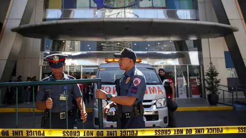 Un hombre armado se atrinchera en un centro comercial de Manila con 30 rehenes Un hombre armado se atrinchera en un centro comercial de Manila con 30 rehenes