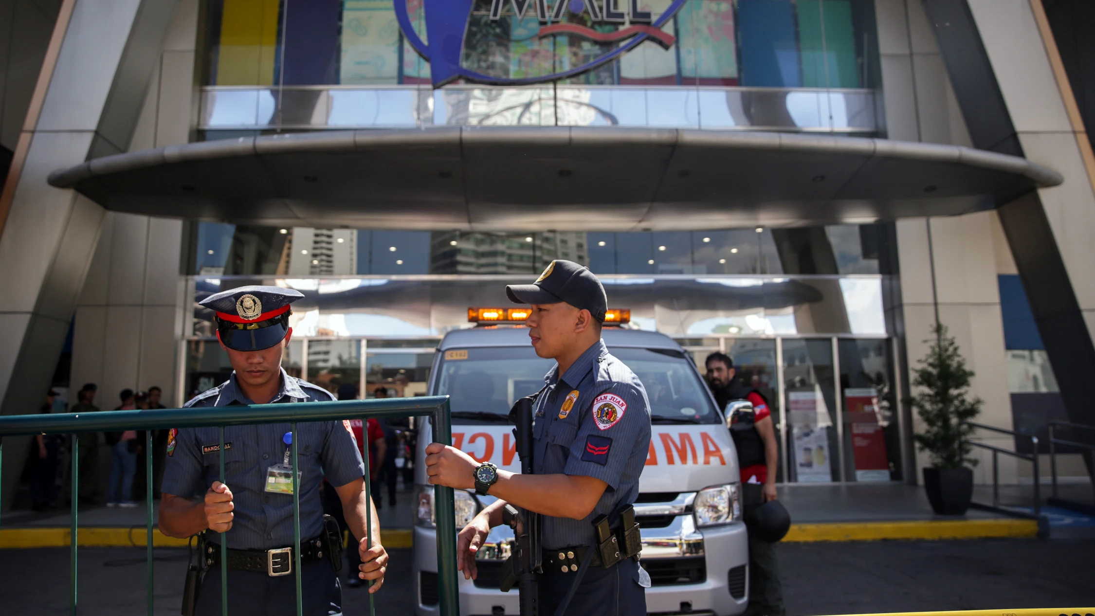 Un hombre armado se atrinchera en un centro comercial de Manila con 30 rehenes