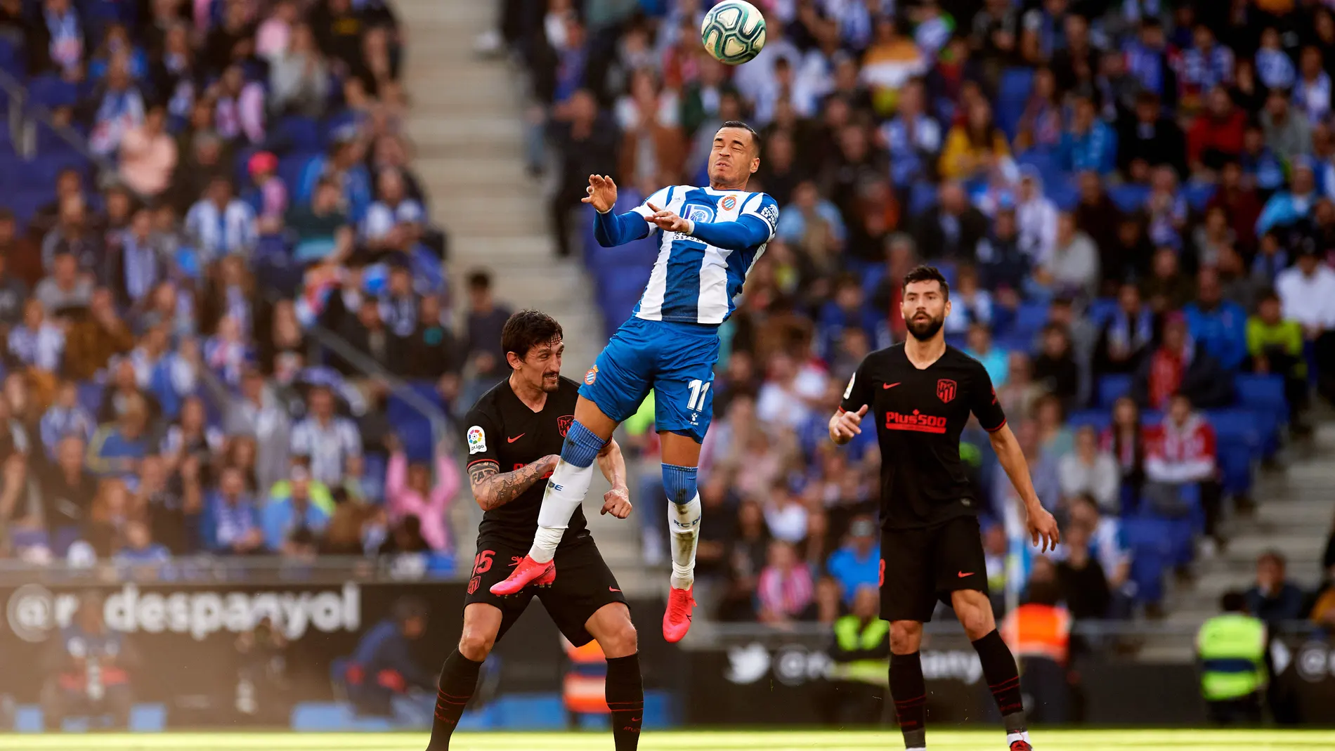 Stefan Savic, marcando de cerca a Raúl de Tomás Stefan Savic, marcando de cerca a Raúl de Tomás