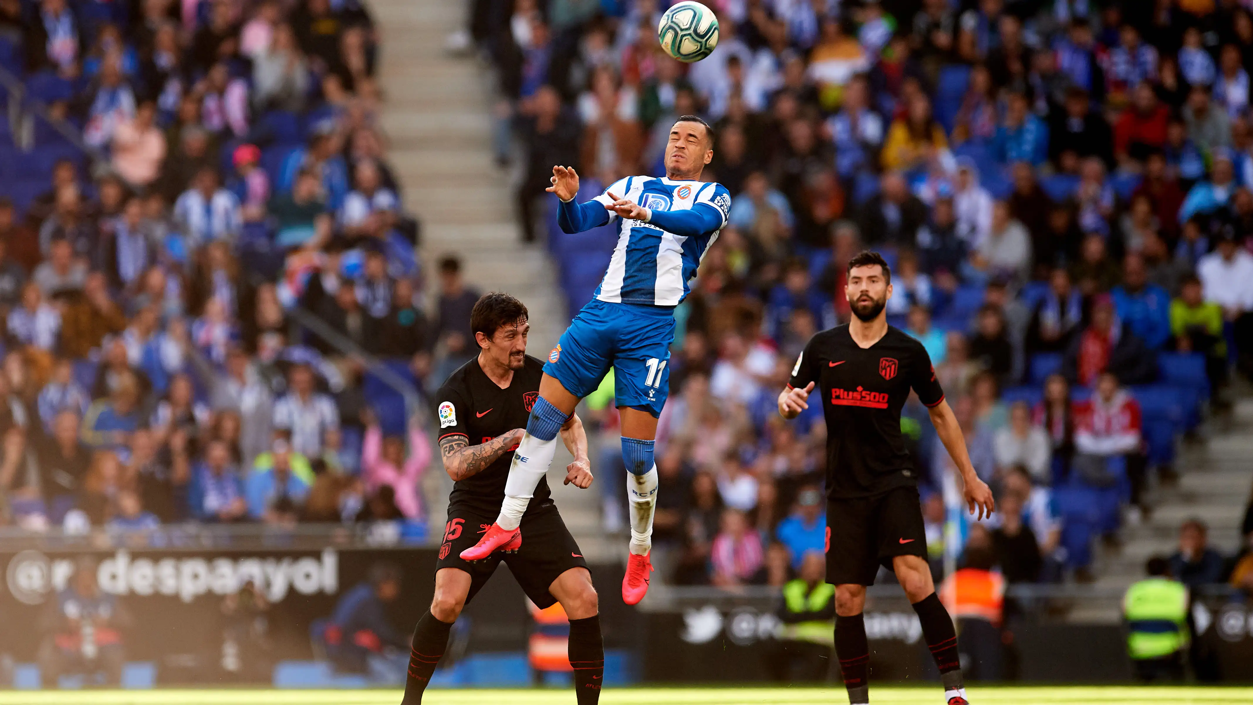 Stefan Savic, marcando de cerca a Raúl de Tomás Stefan Savic, marcando de cerca a Raúl de Tomás
