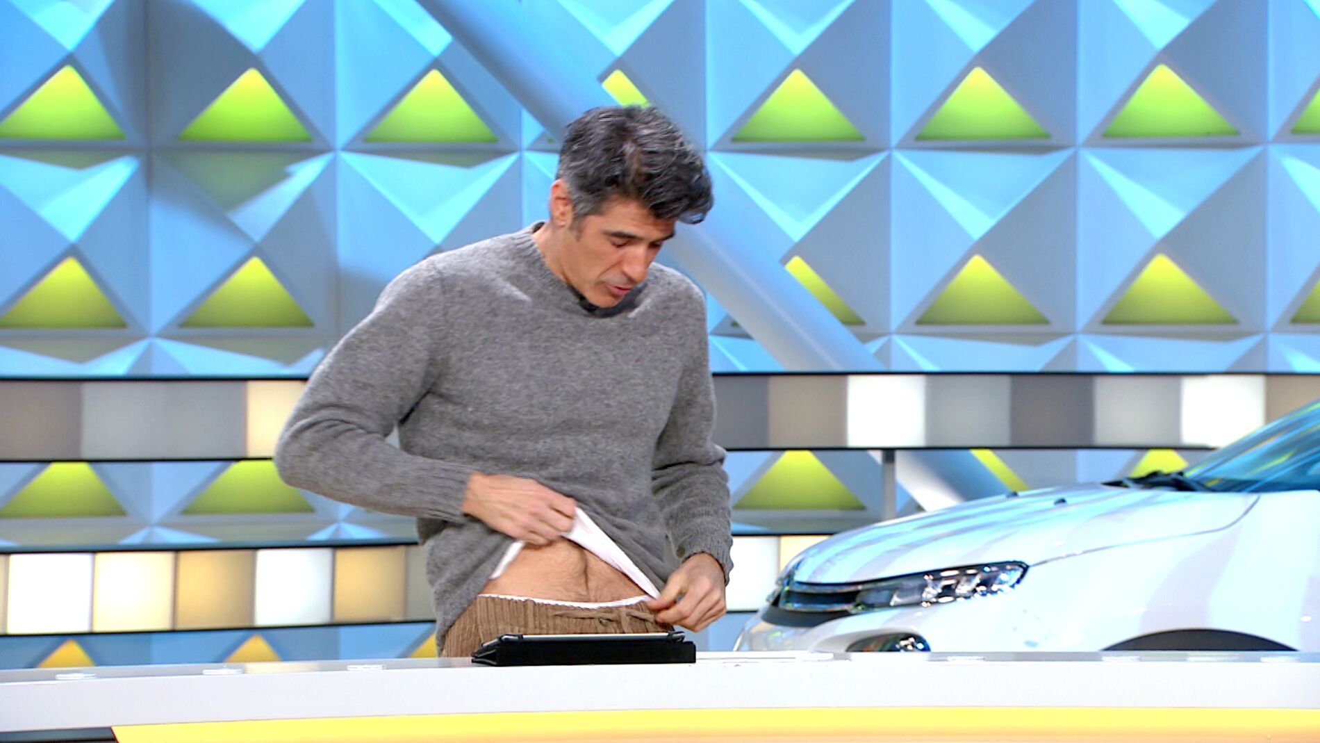 Jorge Fern&aacute;ndez nos muestra su prenda favorita de vestir en &lsquo;La ruleta de la suerte&rsquo;