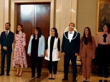 Una pajarita de cristal, foco de atención de la reina Letizia Una pajarita de cristal, foco de atención de la reina Letizia