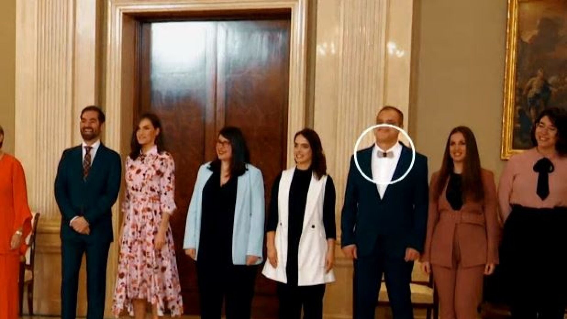 Una pajarita de cristal, foco de atenci&oacute;n de la reina Letizia