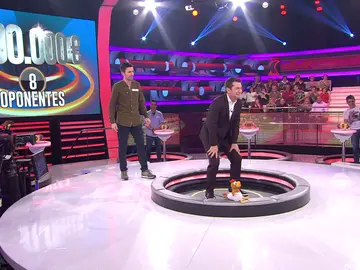 Arturo Valls se intercambia con el concursante y pide que le tiren por la trampilla en '¡Ahora caigo!' Arturo Valls se intercambia con el concursante y pide que le tiren por la trampilla en '¡Ahora caigo!'