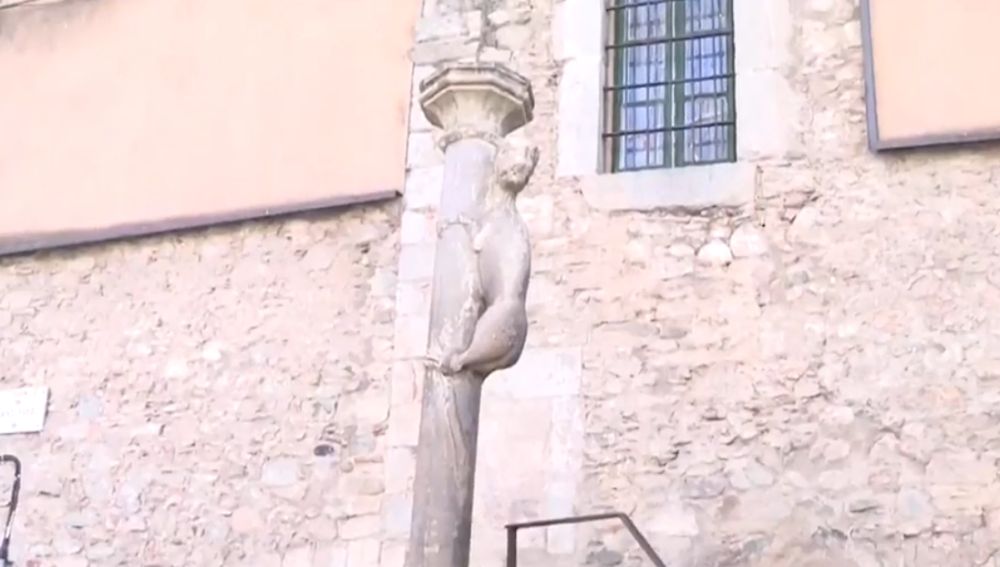 Precintan la escultura de la 'leona' en Girona para evitar contagios