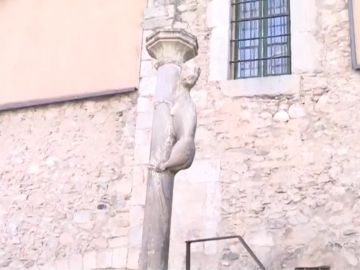 Precintan la escultura de la 'leona' en Girona para evitar contagios