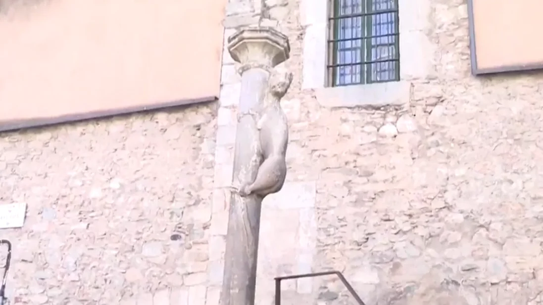 Precintan la escultura de la 'leona' en Girona para evitar contagios