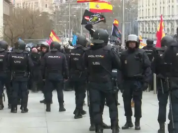 Tensión entre manifestantes de Jusapol y la Policía al romper el cordón de seguridad para entrar en el Congreso Tensión entre manifestantes de Jusapol y la Policía al romper el cordón de seguridad para entrar en el Congreso