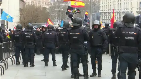Tensión entre manifestantes de Jusapol y la Policía al romper el cordón de seguridad para entrar en el Congreso Tensión entre manifestantes de Jusapol y la Policía al romper el cordón de seguridad para entrar en el Congreso