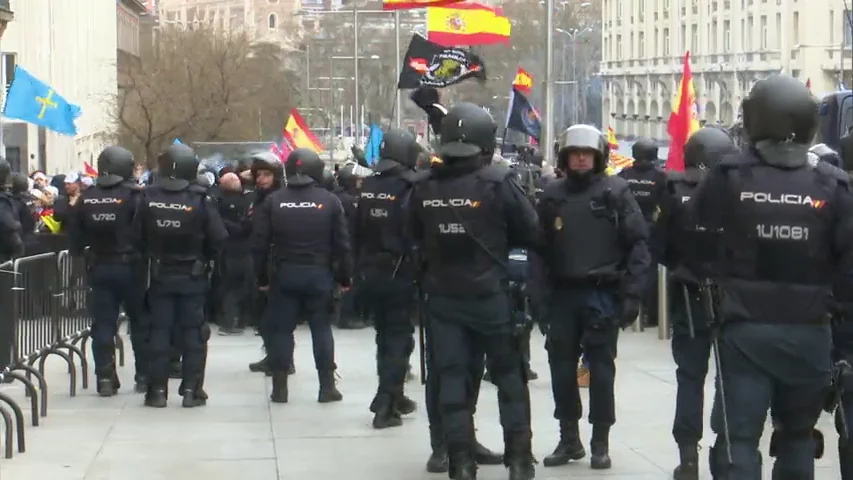 Tensi&oacute;n entre manifestantes de Jusapol y la Polic&iacute;a al romper el cord&oacute;n de seguridad para entrar en el Congreso