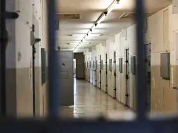 Interior de una galería de una cárcel Interior de una galería de una cárcel