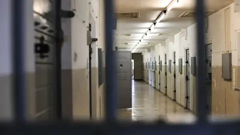 Interior de una galería de una cárcel Un hacker envía a su madre a infiltrarse en una prisión.