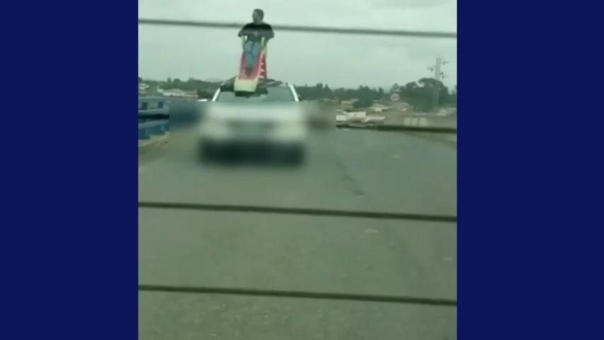 Un conductor circula con otro hombre subido en un tobogán en el techo del coche, ambos han sido detenidos Un conductor circula con otro hombre subido en un tobogán en el techo del coche, ambos han sido detenidos
