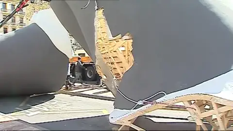 Los desperfectos en la falla que se ha caído en un traslado en Valencia Los desperfectos en la falla que se ha caído en un traslado en Valencia