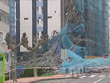 Se desploma el andamio de la fachada de un edificio en Barakaldo Se desploma el andamio de la fachada de un edificio en Barakaldo