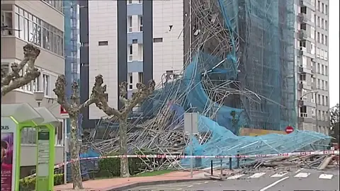 Se desploma el andamio de la fachada de un edificio en Barakaldo Se desploma el andamio de la fachada de un edificio en Barakaldo