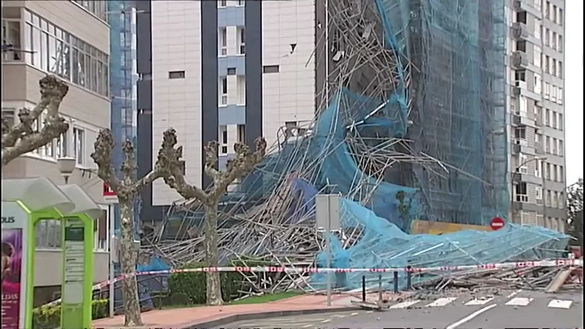 Se desploma el andamio de la fachada de un edificio en Barakaldo