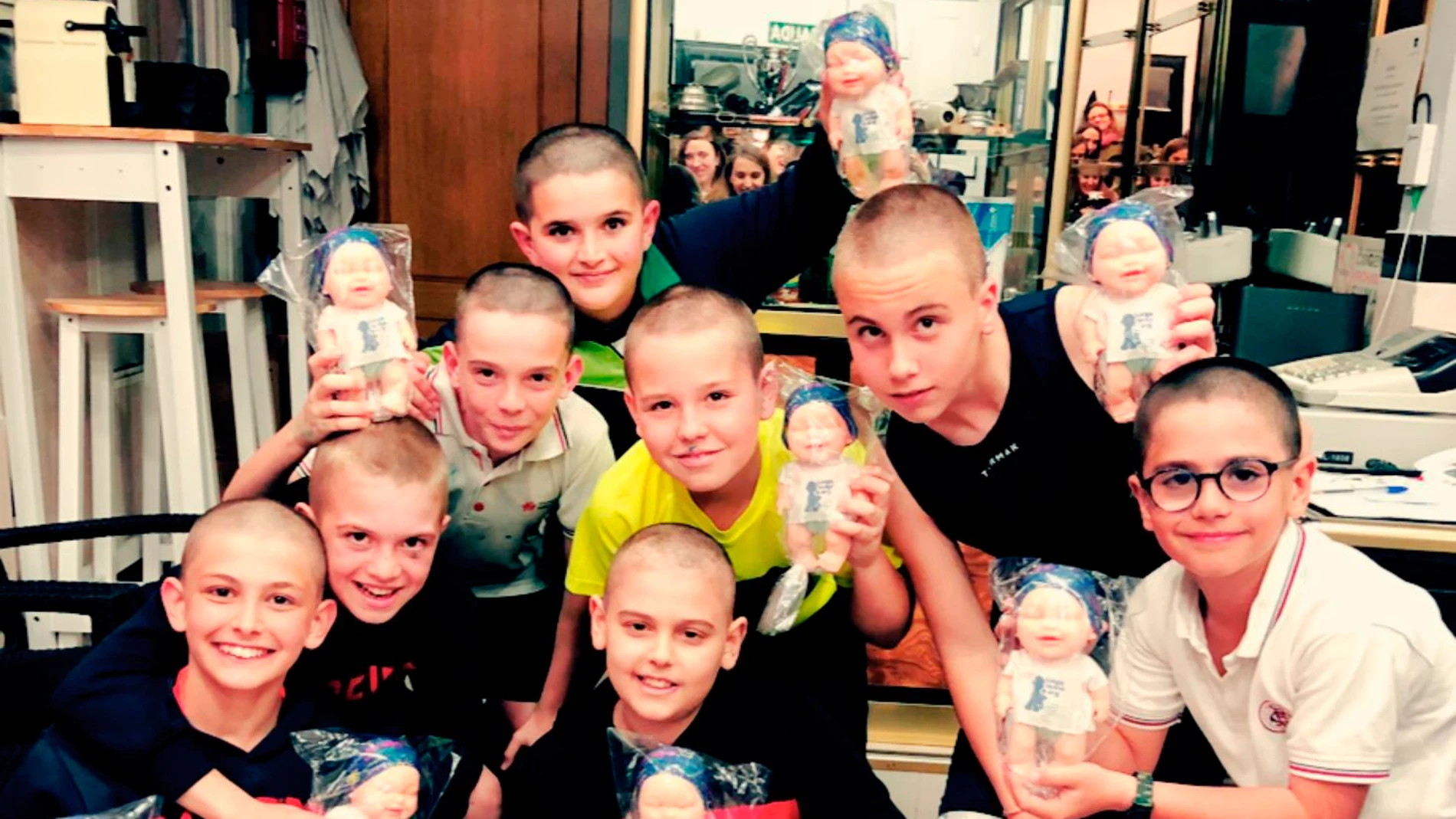 El grupo de niños tras cortarse el pelo El grupo de niños tras cortarse el pelo