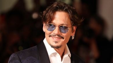 25 años atrás: La histórica imagen con la que Salma Hayek da la bienvenida a Johnny Depp