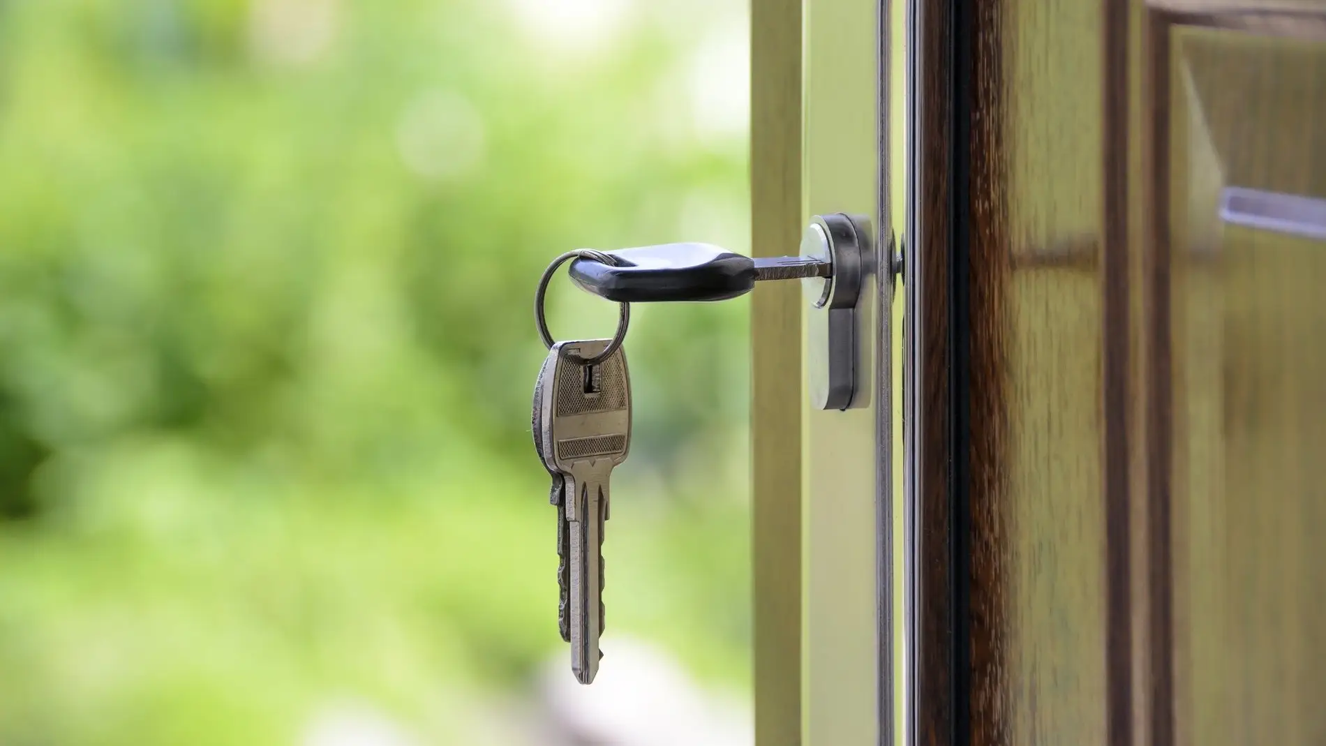 Imagen de archivo de unas llaves en la puerta de una vivienda