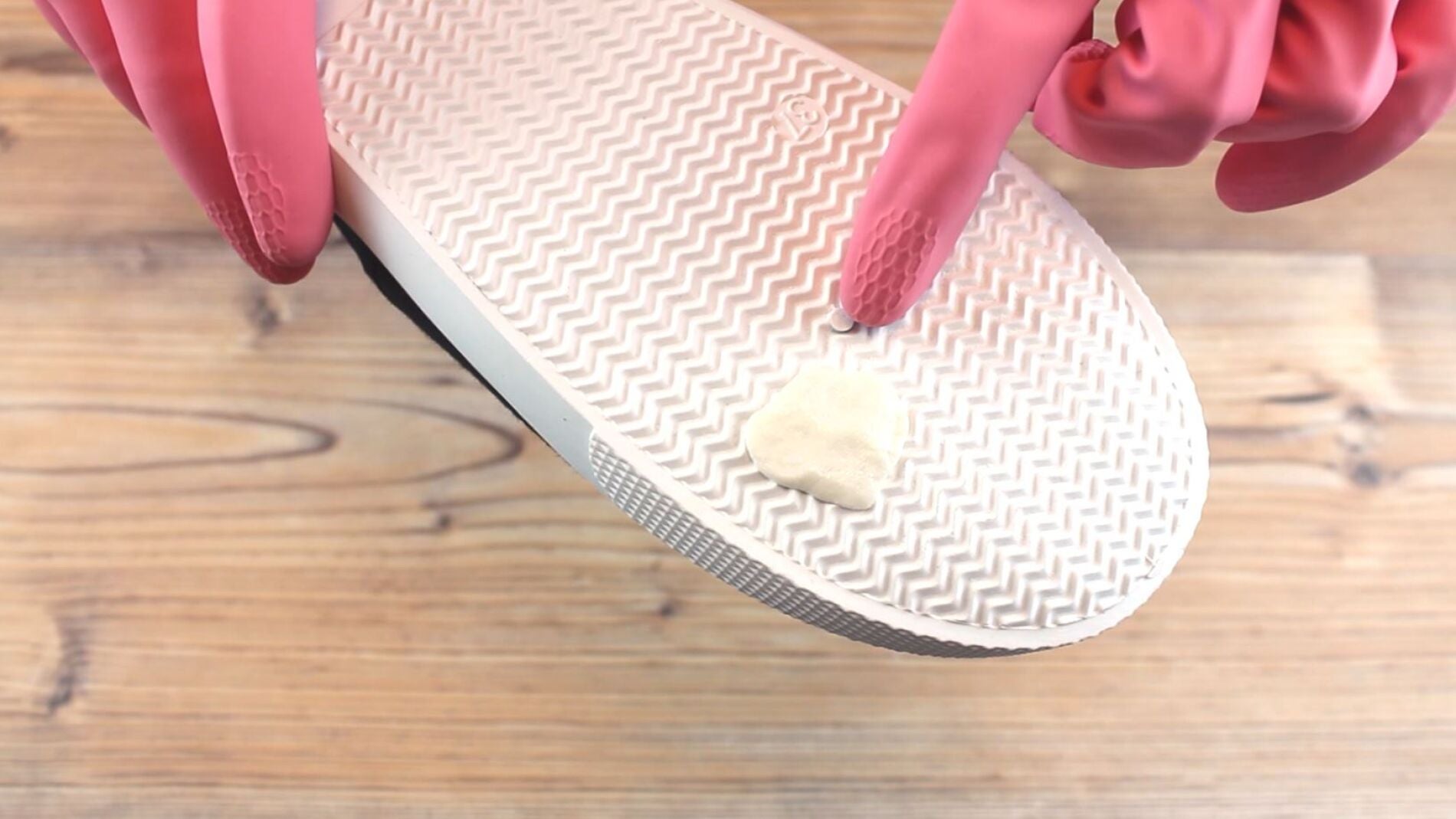 Chicle en una zapatilla