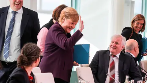 Merkel y sus ministros han dejado de estrecharse la mano Merkel y sus ministros han dejado de estrecharse la mano