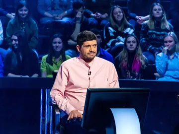 ¿Conexión entre 'Los Lobos'? Valentín inspira a Manu por los 10.000 euros de '¿Quién quiere ser millonario?' ¿Conexión entre 'Los Lobos'? Valentín inspira a Manu por los 10.000 euros de '¿Quién quiere ser millonario?'