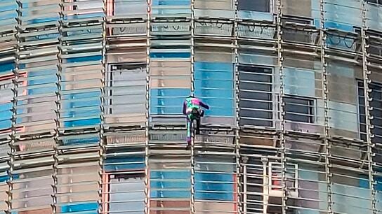 El Spiderman franc&eacute;s escala la torre Agbar